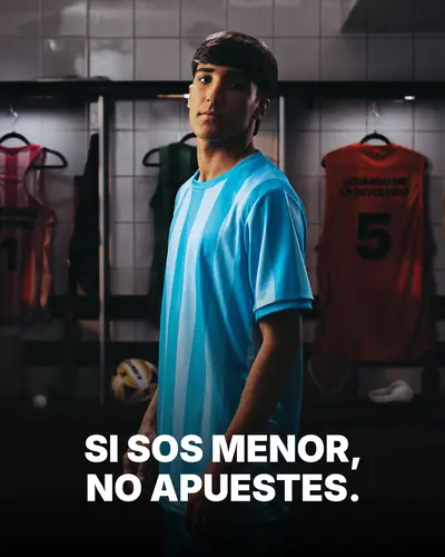 Pieza de la campaña: de frente de celeste 2, camiseta que dice ¿CUÁNDO ME LA DEVOLVÉS?