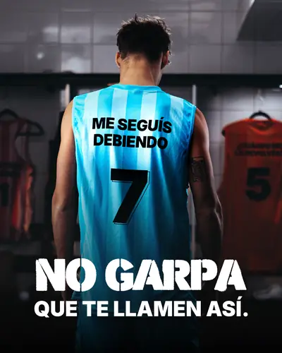 Pieza de la campaña: la camiseta de celeste 7, camiseta que dice ME SEGUÍS DEBIENDO