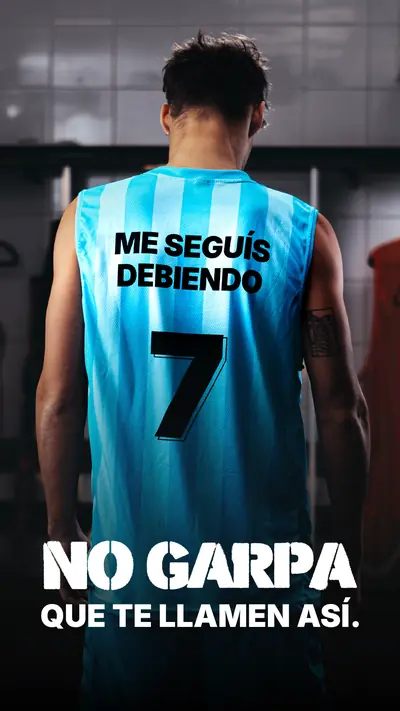 Pieza de la campaña: la camiseta de celeste 7, camiseta que dice ME SEGUÍS DEBIENDO