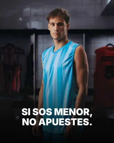 Pieza de la campaña: de frente de celeste 7, camiseta que dice ME SEGUÍS DEBIENDO