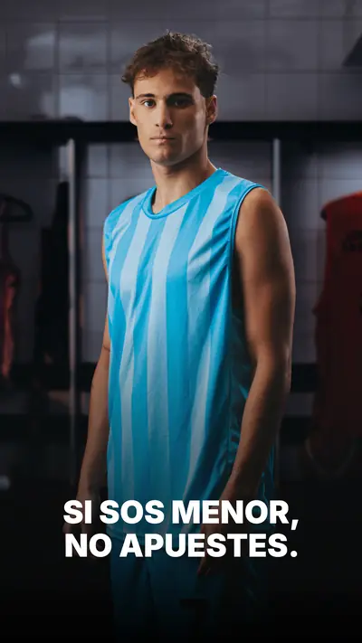 Pieza de la campaña: de frente de celeste 7, camiseta que dice ME SEGUÍS DEBIENDO
