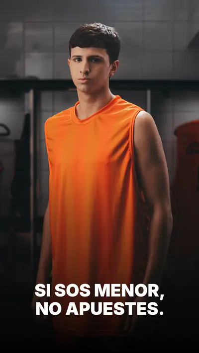 Pieza de la campaña: de frente de naranja 12, camiseta que dice DAME LA QUE TE PRESTÉ