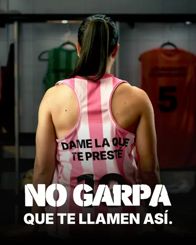 Pieza de la campaña: la camiseta de rosa 10, camiseta que dice DAME LA QUE TE PRESTÉ