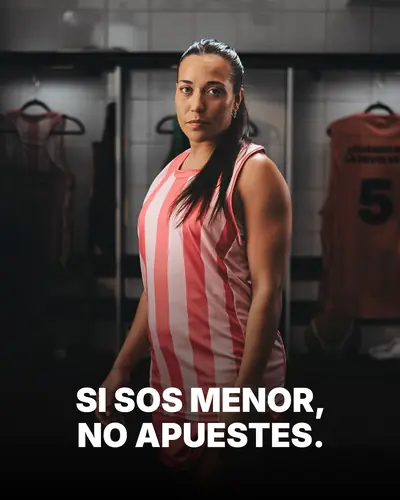 Pieza de la campaña: de frente de rosa 10, camiseta que dice DAME LA QUE TE PRESTÉ