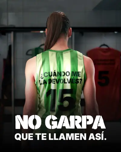 Pieza de la campaña: la camiseta de verde 15, camiseta que dice ¿CUÁNDO ME LA DEVOLVÉS?