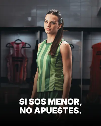 Pieza de la campaña: de frente de verde 15, camiseta que dice ¿CUÁNDO ME LA DEVOLVÉS?
